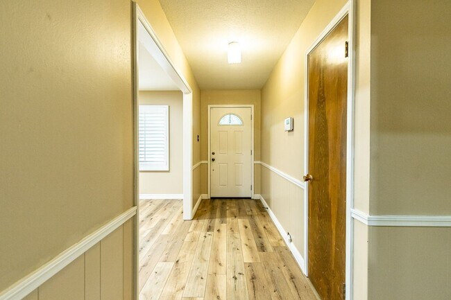 Building Photo - Spacious 3 bedroom with an office!