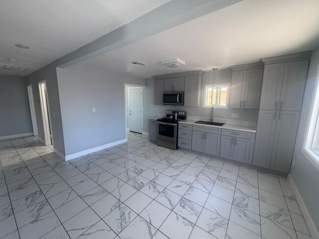 Foto del edificio - Rare waterfront rental home opportunity at the blue sky Marina in Antioch!