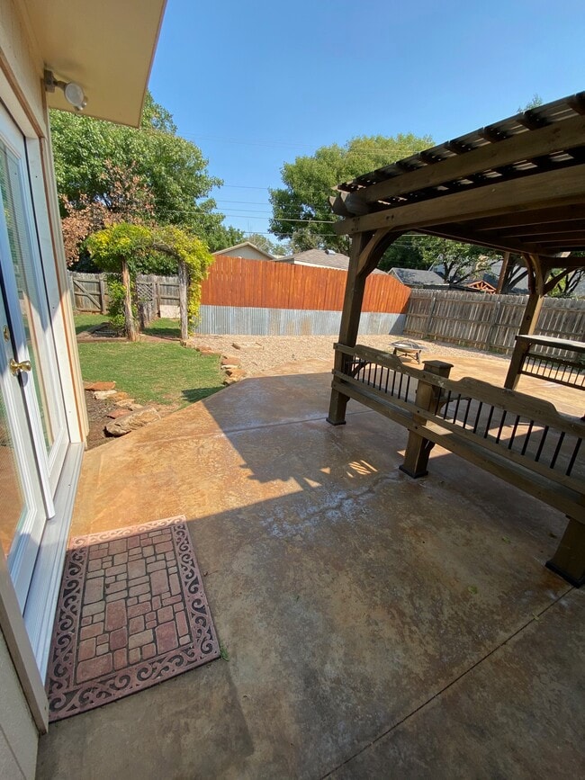 Building Photo - 2914 Hemlock Dr