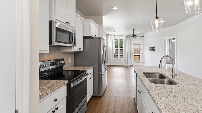 Foto del edificio - 3 Bedroom Townhomes Off Burbank