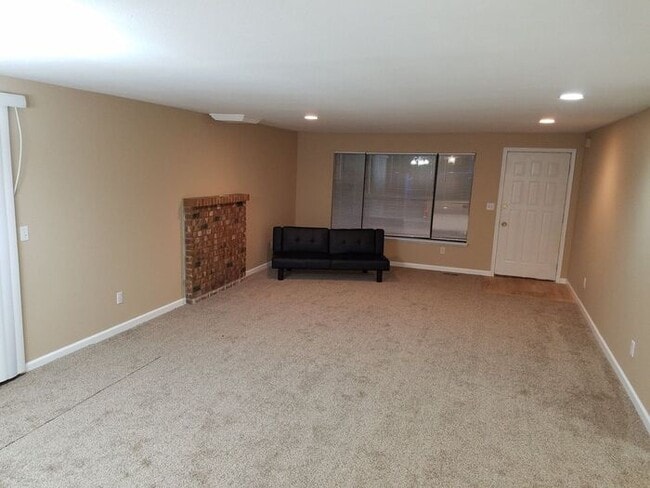 Building Photo - Wonderful 3 Bedroom Duplex in Puyallup!