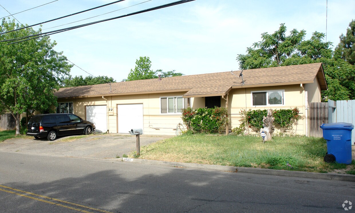 Primary Photo - 8505-8507 Alden Ave