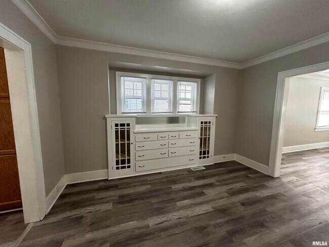 Building Photo - 715 W Loucks Ave
