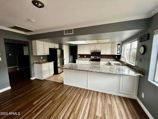 Building Photo - 5338 GARDEN Dr
