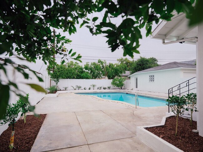 Building Photo - 415 Amherst Dr