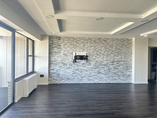 Foto del edificio - 44 Strawberry Hill Ave