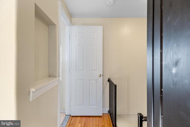 Building Photo - 1112 S Bodine St