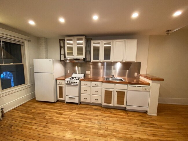 Foto del edificio - 1 Bed 1 Bath Historic Preserved Douglas Ap...