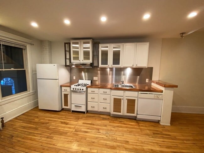 Building Photo - 1 Bed 1 Bath Historic Preserved Douglas Ap...