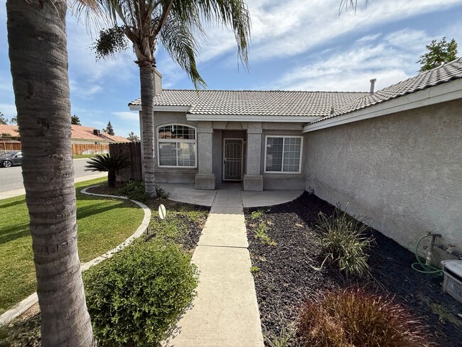 Building Photo - CHARMING 2-Bed, Office, & 2-Bath POOL HOME!