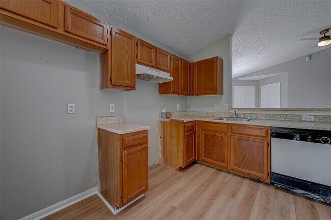 Building Photo - 15815 Ridgecroft Rd