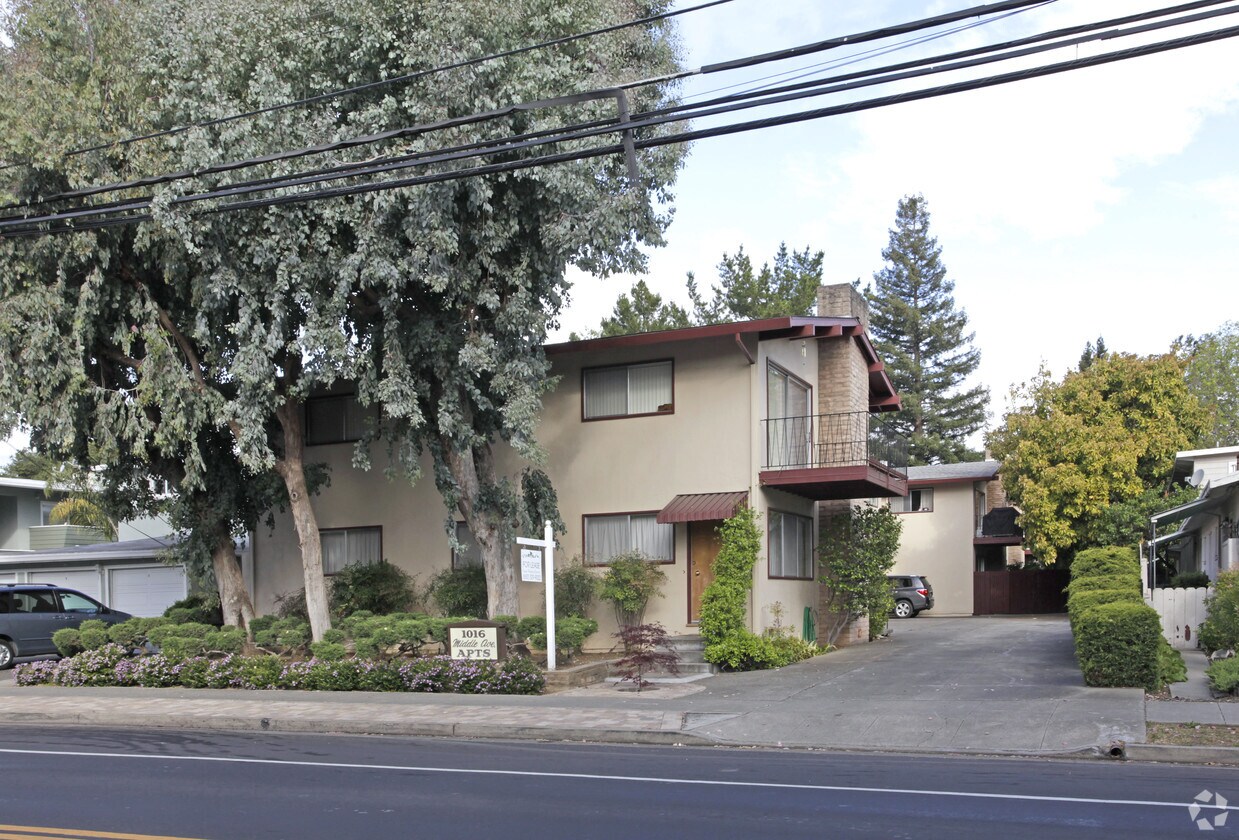 Primary Photo - Middle Ave Apt