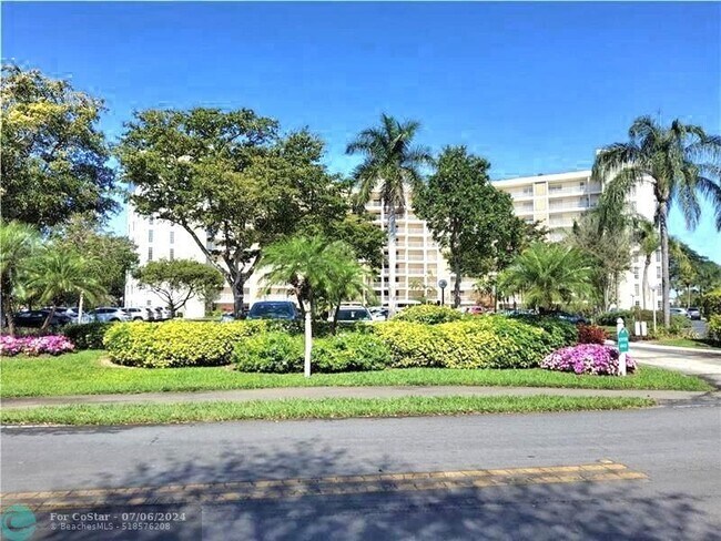 Building Photo - 3090 N Course Dr