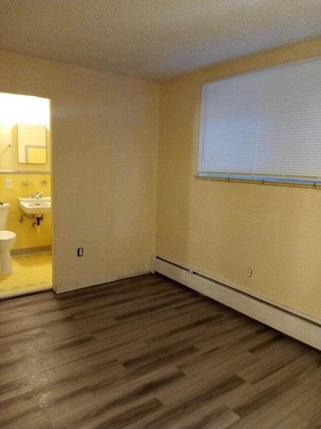 Building Photo - 1 bed, 1 Bath, Aug Special $400 credit Great Location off Joliet and 17th