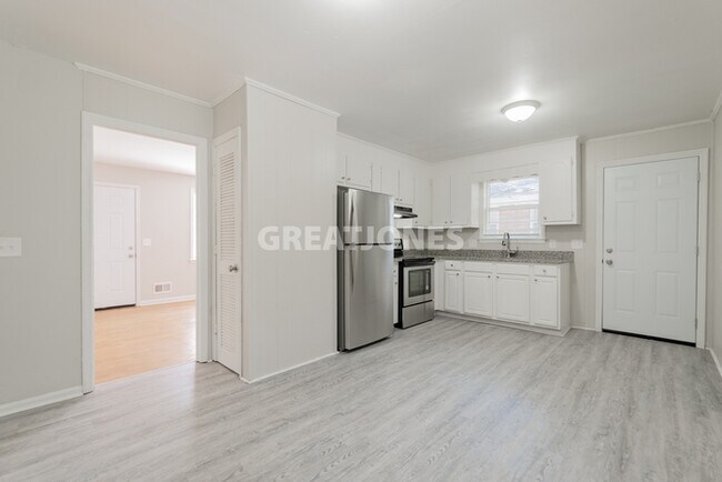 Building Photo - 121 Charleswood Dr