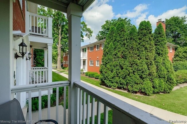 Building Photo - 487 N Eton St