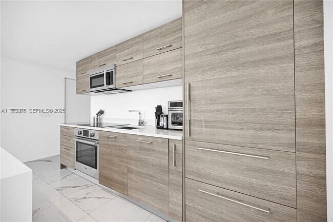 Foto del edificio - 650 NE 32nd St