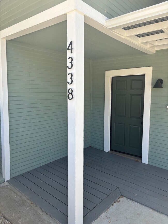 Building Photo - Newly renovated 2 bedroom 2 bathroom in a great location