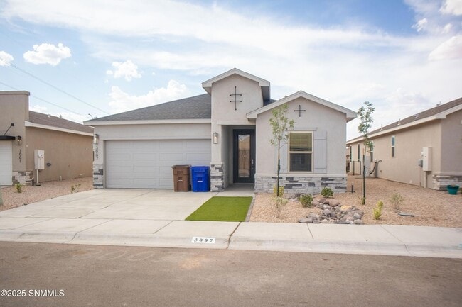 Building Photo - 3007 San Jenaro Dr