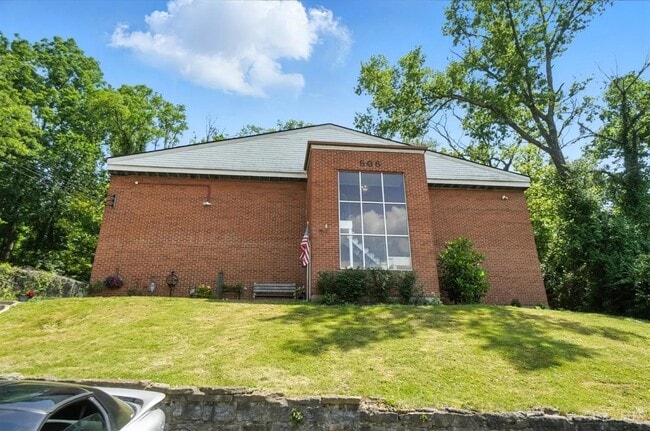 Building Photo - 506 Main St