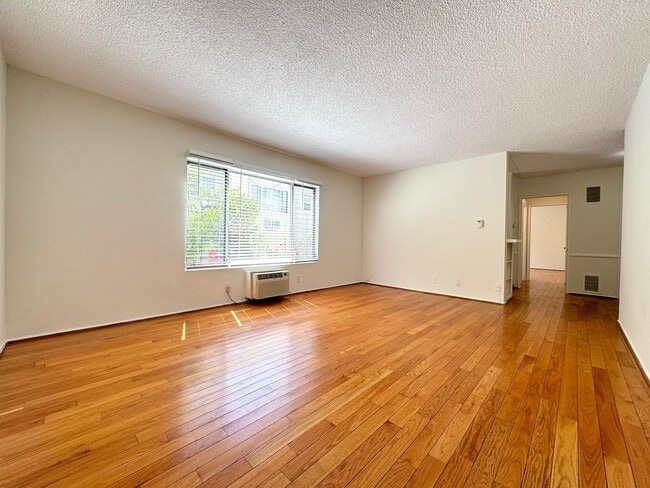 Building Photo - 1020 N Edinburgh Ave
