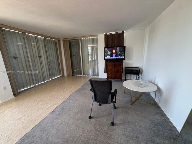 Foto del edificio - 7800 Carlyle Ave