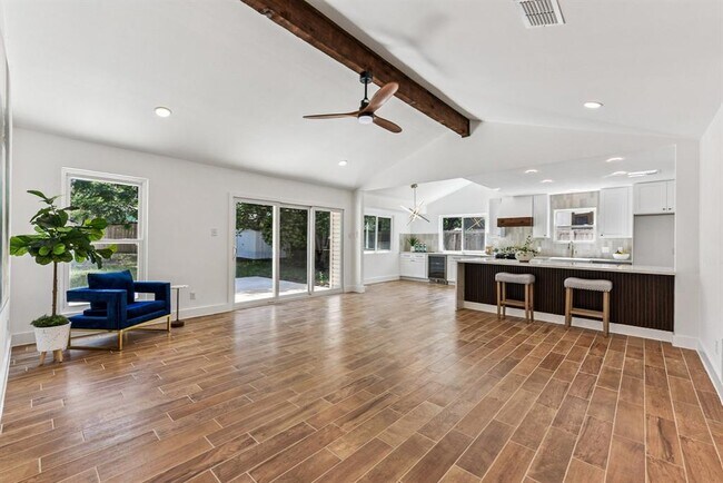 Foto del edificio - 1111 Spearson Ln