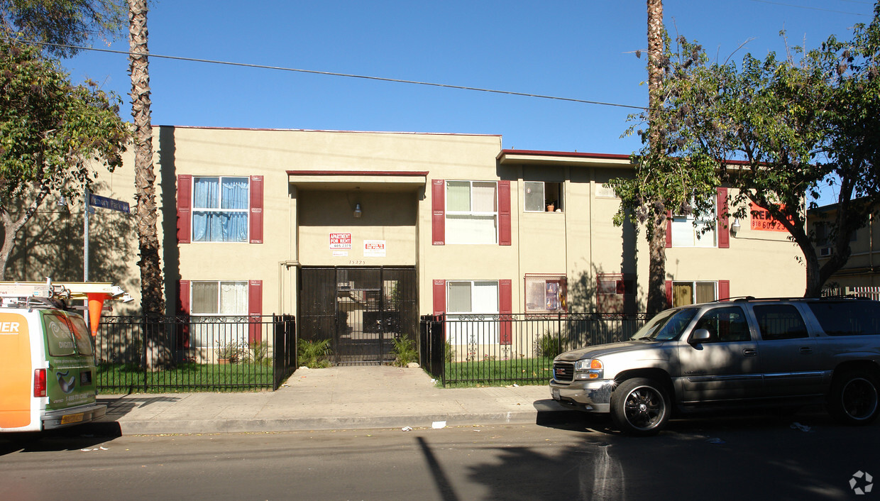 Primary Photo - Rayen Apartments