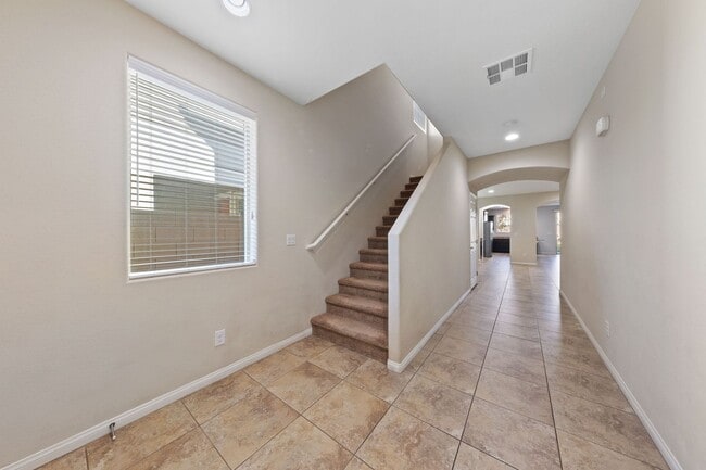 Building Photo - Rare Newer 5 bedroom + loft home in HENDERSON