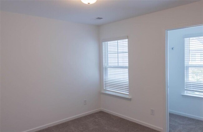 Building Photo - 2215 Rosemary Park Ln
