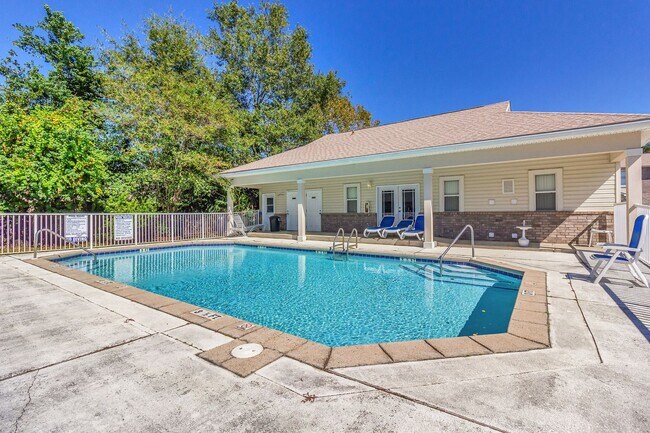 Building Photo - Brick 2 Bed 2.5 Bath END UNIT Townhome in ...