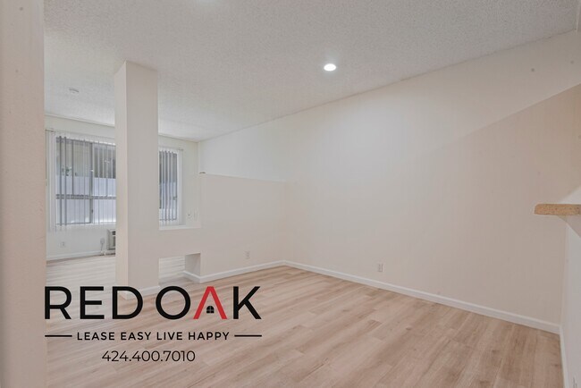 Foto del edificio - Recently Redone Junior/One Bedroom with Ai...