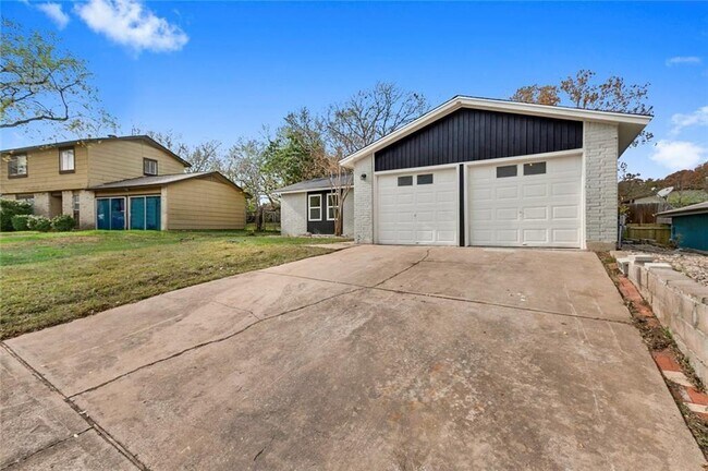 Foto del edificio - 5104 Hedgewood Dr
