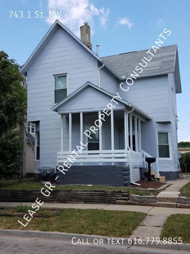 Foto principal - Two Bedroom Upper Duplex w/ Laundry In Unit!