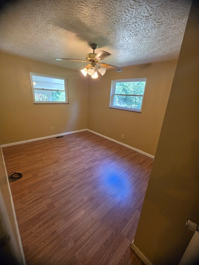 Building Photo - 1018 Willow Dr