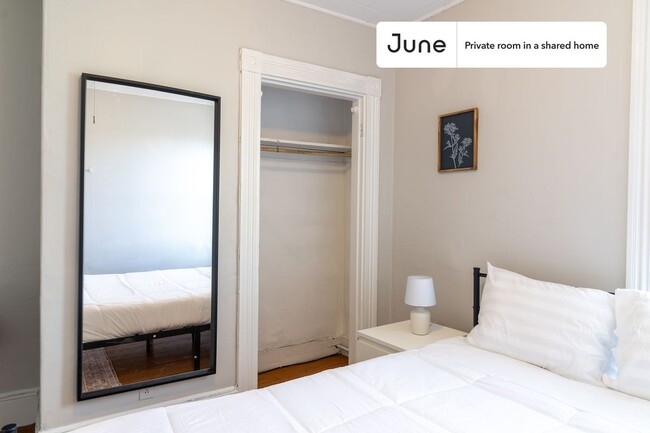 Foto del edificio - Private bedroom in 4 bed/1 bath Home