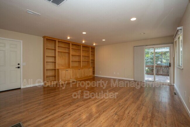Foto del edificio - 3611 Kenyon Ln