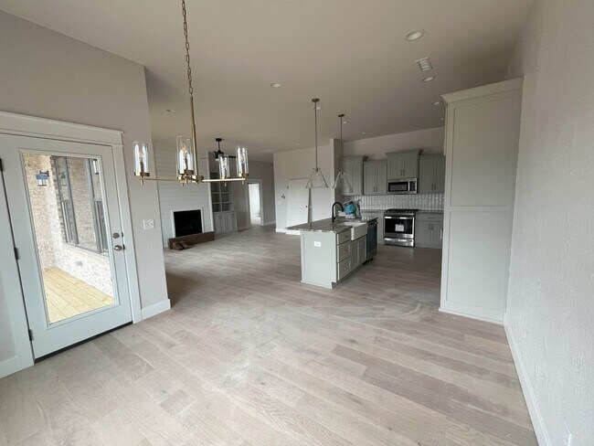 Foto del edificio - Nearly-new 4-bedroom, 2-bath home in the exclusive Lion's Gate Neighborhood!!!