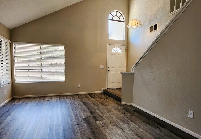 Foto del edificio - Corner Lot, 3BD, 2.5BA Home in Lake Elsinore