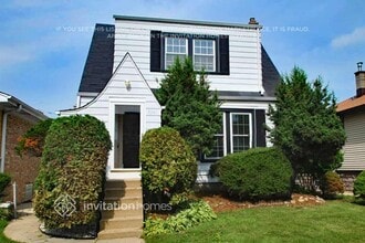 Building Photo - 3242 N Oconto Ave