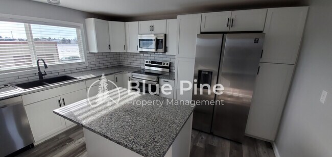 Foto del edificio - 2348 Stace St