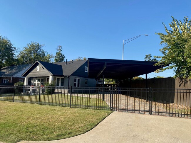 Building Photo - Charming Bungalow!