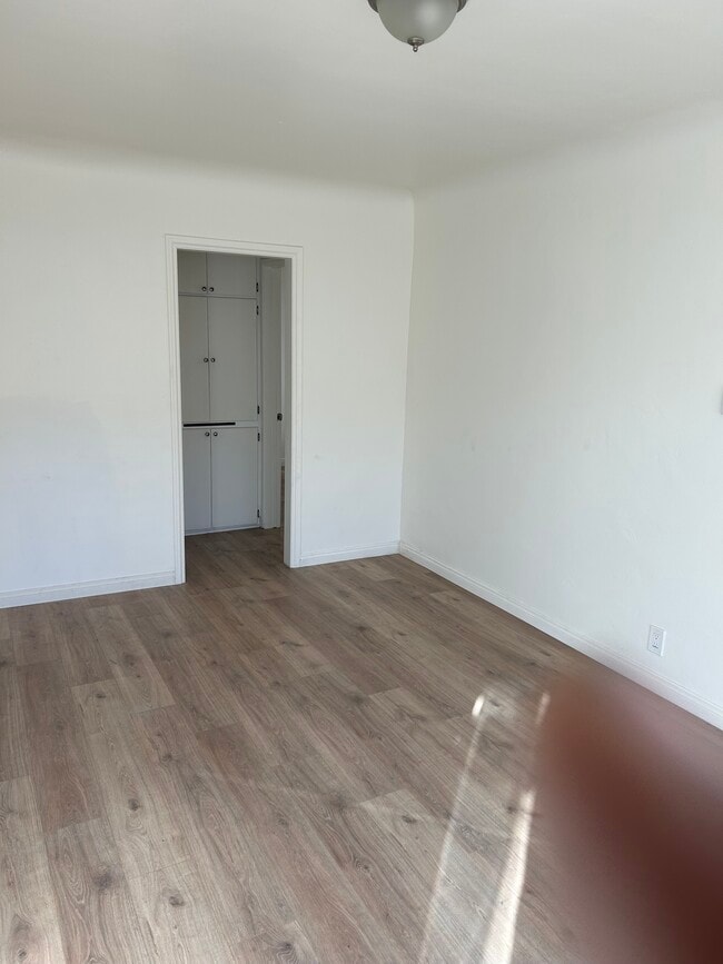 LIVING ROOM - 422 W Laurel St