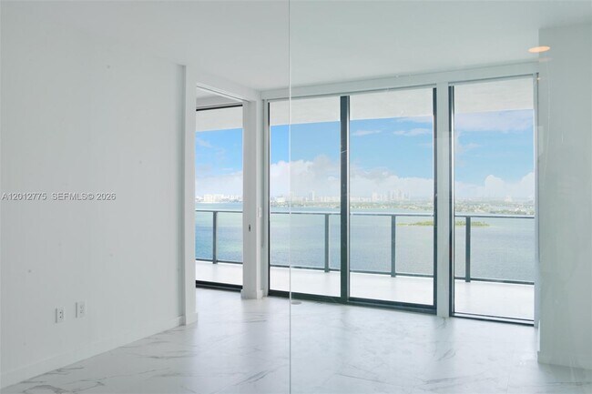 Foto del edificio - 650 NE 32nd St