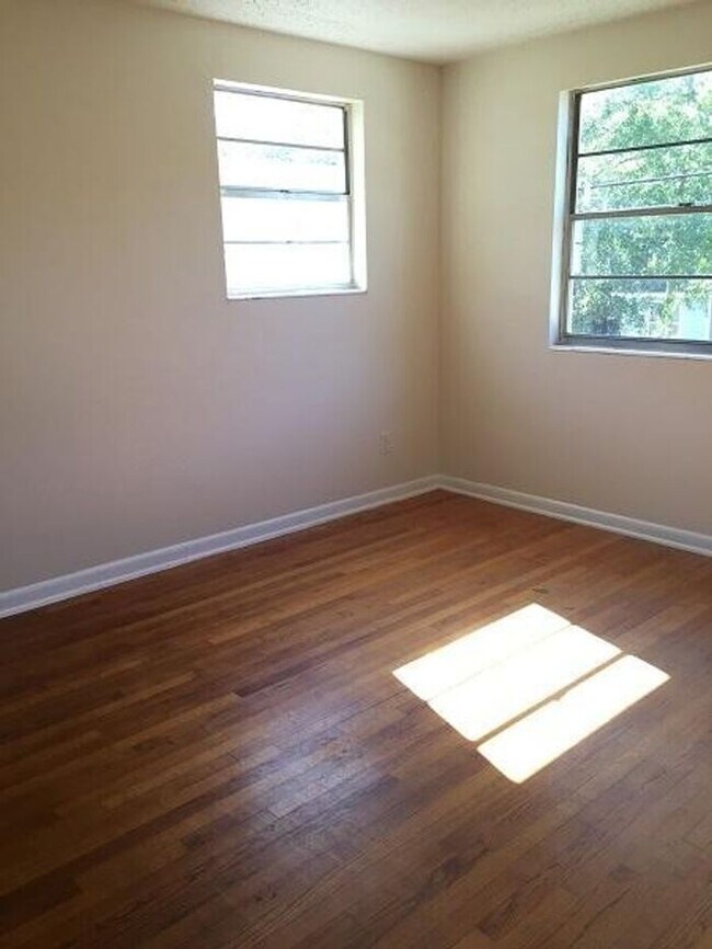 Building Photo - Recently Renovated 2/1 in Hogan's Creek