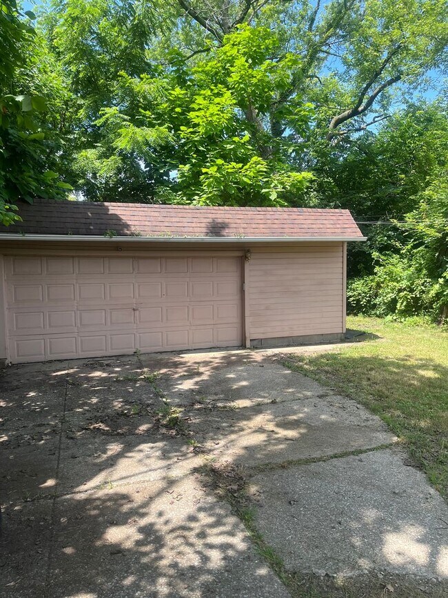 Building Photo - Section 8 Accepted! Spacious Newly Renovat...