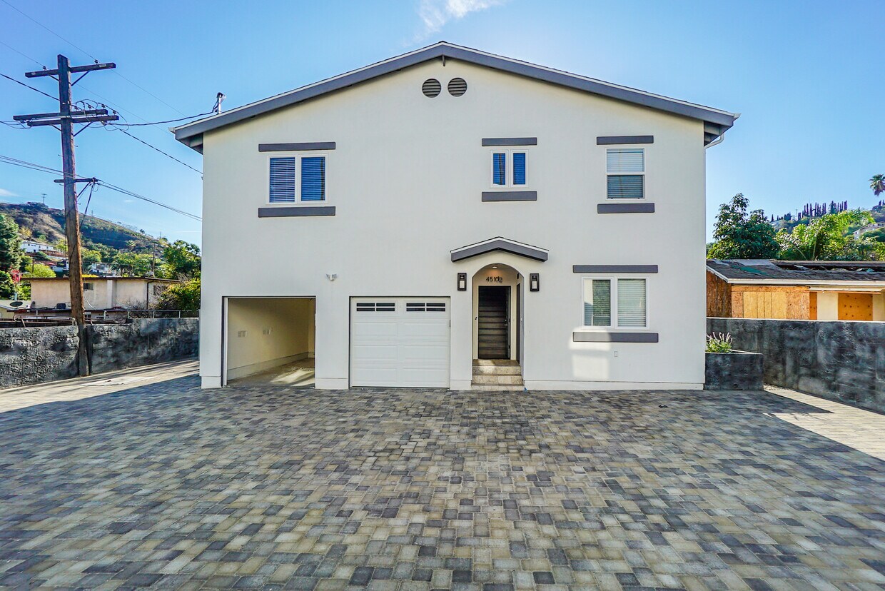Back Unit Available in Duplex - 4508 Esmeralda St