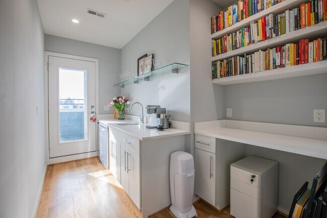 Building Photo - Amazing 4 BR/4 BA Townhome in Bloomingdale!