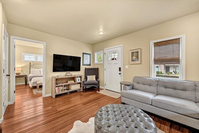 Foto del edificio - 983 N Main St