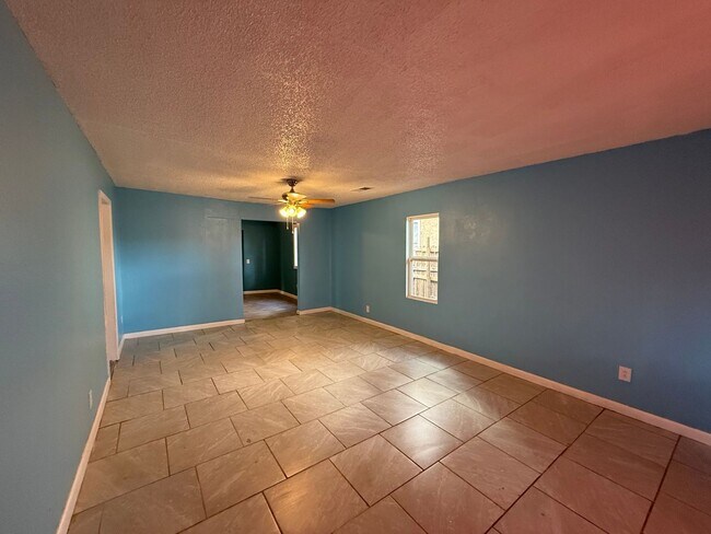 Foto del edificio - 3 Bed 1 Bath home!
